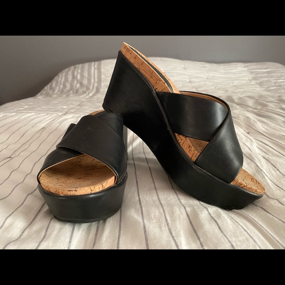 🖤NWOT-Women’s Report Black Wedge Mules🖤